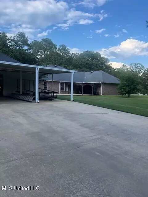 Exterior - 1125 Deerfield Rd, Summit, MS 39666 photo 5 of 9