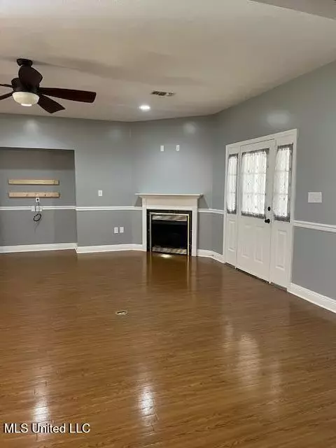 Living - 1125 Deerfield Rd, Summit, MS 39666 photo 4 of 7
