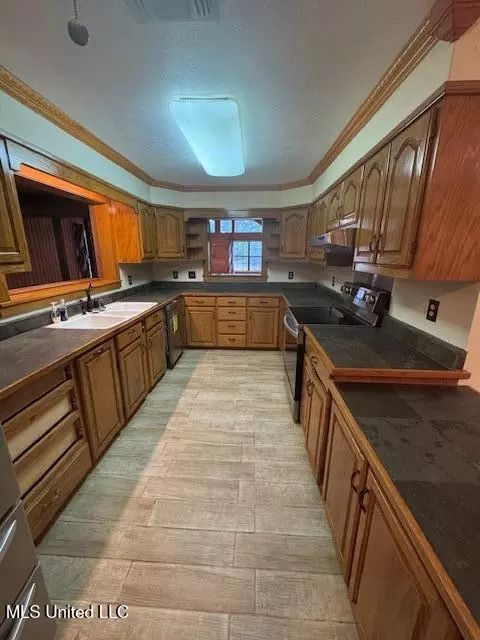 Kitchen - 1024 Sabrina Dr, Summit, MS 39666 photo 2 of 4