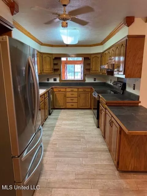 Kitchen - 1024 Sabrina Dr, Summit, MS 39666 photo 3 of 4