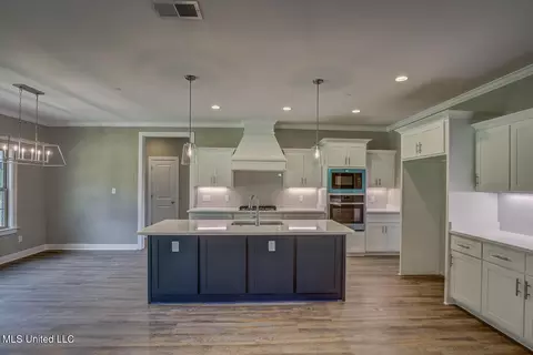 Kitchen - 1634 Tributary Dr, Hernando, MS 38632 photo 2 of 3