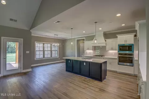 Kitchen - 1634 Tributary Dr, Hernando, MS 38632 photo 3 of 3