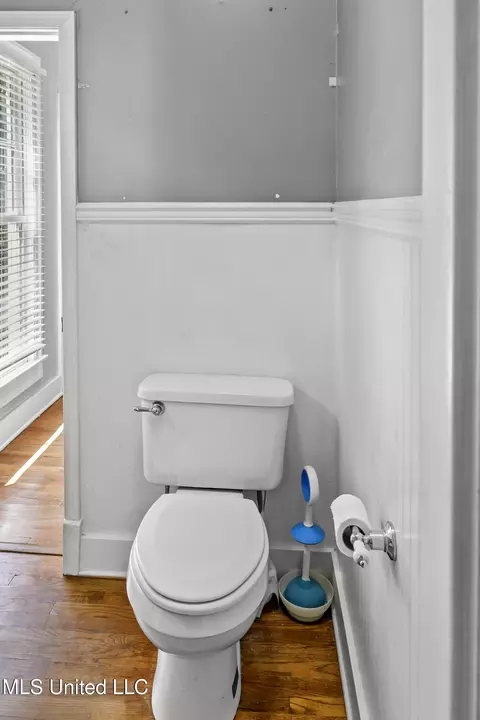 Bath - 615 Mohawk Ave, Jackson, MS 39216 photo 2 of 3