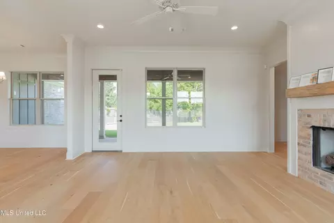 Living - 118 Trace Pointe Pl, Clinton, MS 39056 photo 2 of 6