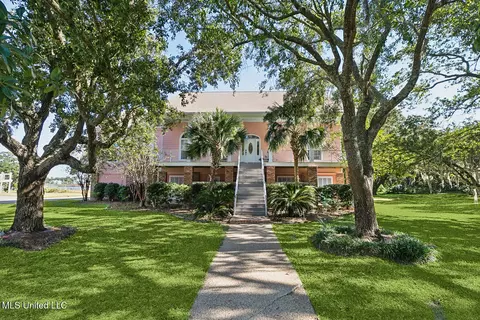 248 Lovers Ln, Ocean Springs, MS 39564