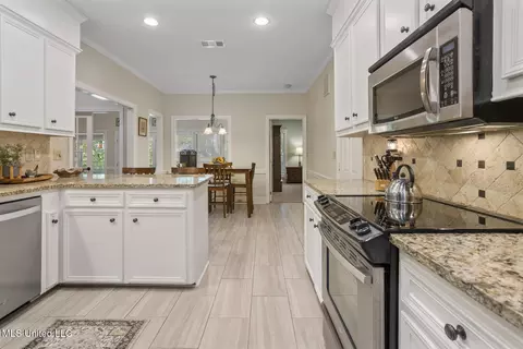 Kitchen - 148 Deertrail Ln, Madison, MS 39110 photo 4 of 4