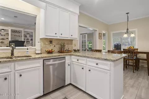 Kitchen - 148 Deertrail Ln, Madison, MS 39110 photo 3 of 4