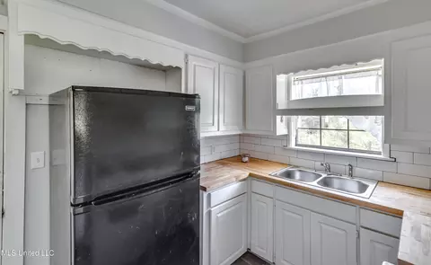 Kitchen - 569 Simpson Highway 149, Magee, MS 39111 photo 3 of 3