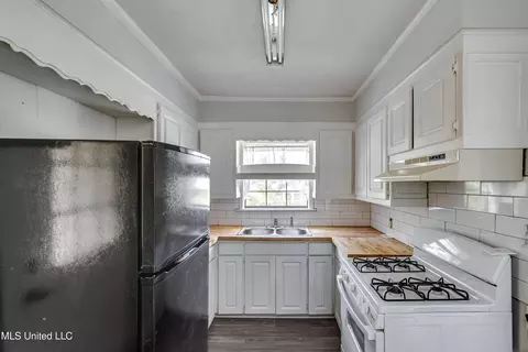 Kitchen - 569 Simpson Highway 149, Magee, MS 39111 photo 1 of 3