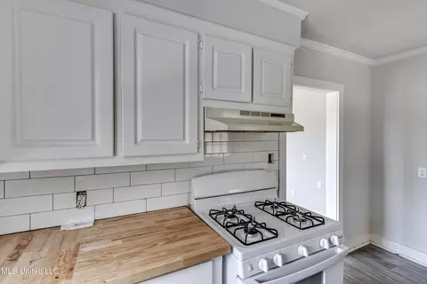 Kitchen - 569 Simpson Highway 149, Magee, MS 39111 photo 2 of 3