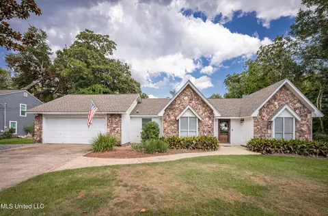 1108 E Cherokee Gln, Ocean Springs, MS 39564