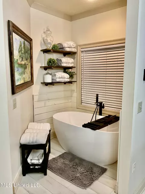 Bath - 834 Creston Dr, Byram, MS 39272 photo 2 of 6