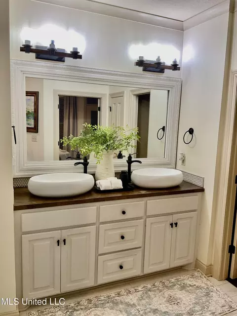 Bath - 834 Creston Dr, Byram, MS 39272 photo 1 of 6