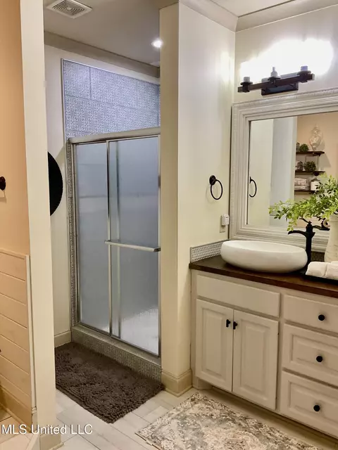 Bath - 834 Creston Dr, Byram, MS 39272 photo 3 of 6