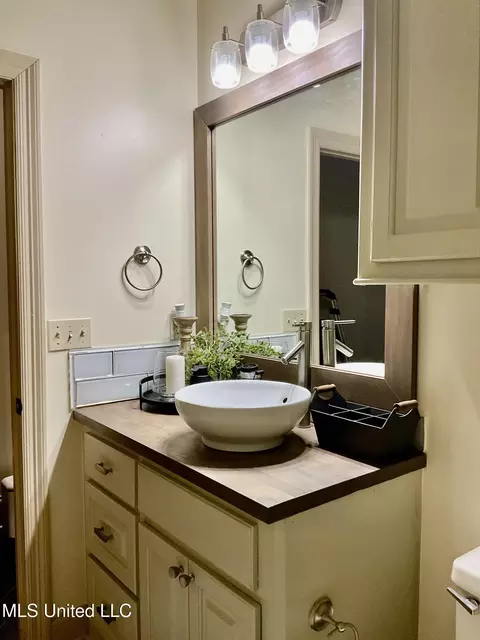 Bath - 834 Creston Dr, Byram, MS 39272 photo 5 of 6
