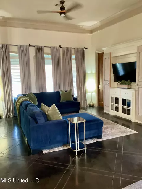 Living - 834 Creston Dr, Byram, MS 39272 photo 2 of 9