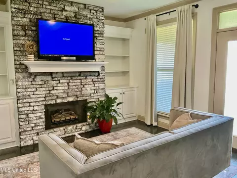 Living - 834 Creston Dr, Byram, MS 39272 photo 7 of 9