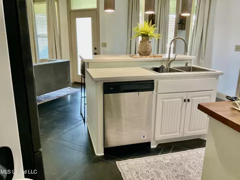 Kitchen - 834 Creston Dr, Byram, MS 39272 photo 4 of 5