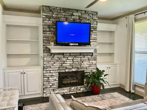 Living - 834 Creston Dr, Byram, MS 39272 photo 6 of 9