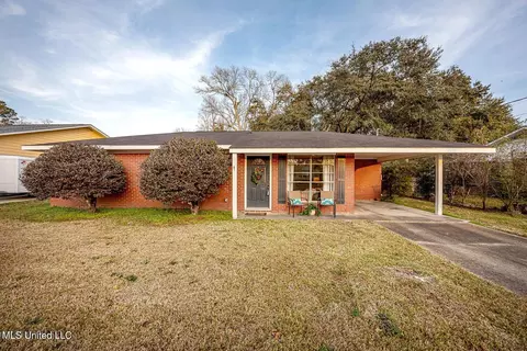 407 Holly St, Ocean Springs, MS 39564