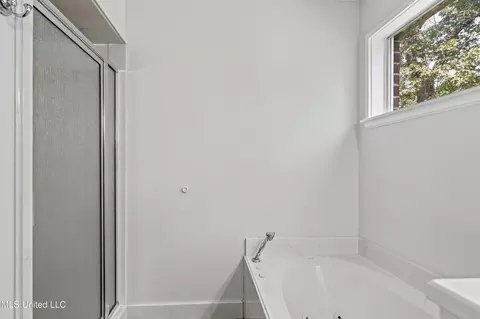 Bath - 929 N Thunderbird Dr, Hernando, MS 38632 photo 3 of 5