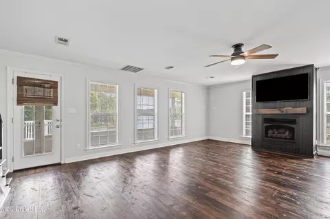 Living - 929 N Thunderbird Dr, Hernando, MS 38632 photo 1 of 1