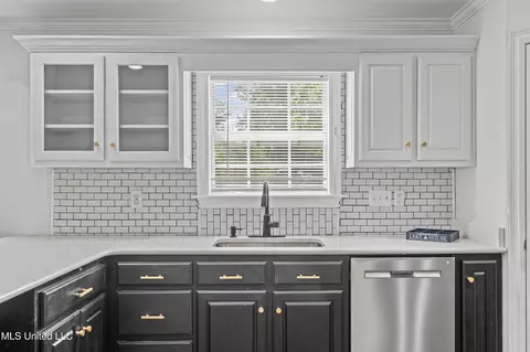 Kitchen - 929 N Thunderbird Dr, Hernando, MS 38632 photo 2 of 3