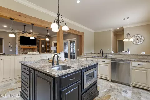 Kitchen - 430 Johnstone Dr, Madison, MS 39110 photo 4 of 5