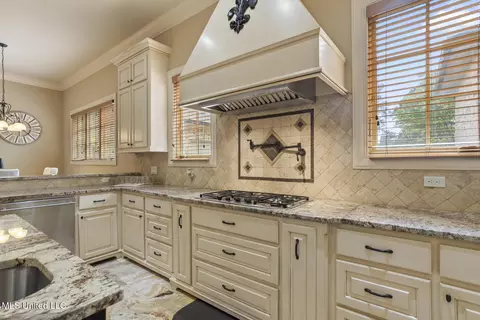 Kitchen - 430 Johnstone Dr, Madison, MS 39110 photo 3 of 5