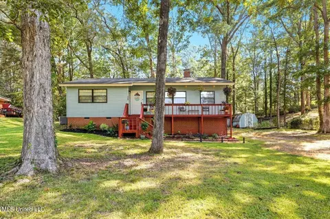 129 Camelia Cir, Florence, MS 39073
