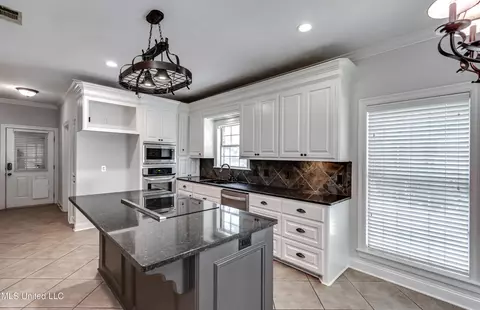 Kitchen - 113 Darrowsby Pl, Madison, MS 39110 photo 4 of 5