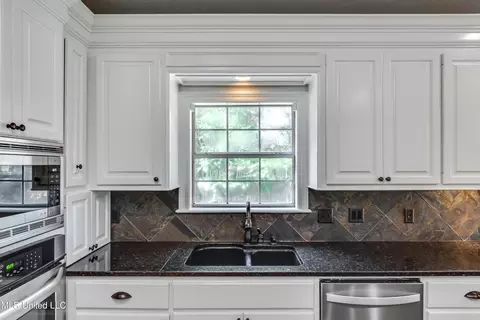 Kitchen - 113 Darrowsby Pl, Madison, MS 39110 photo 3 of 5