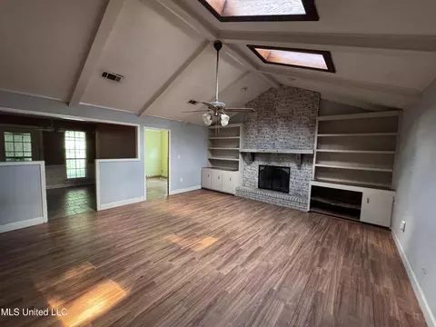 Living - 4918 Forest Hill Rd, Byram, MS 39272 photo 2 of 4
