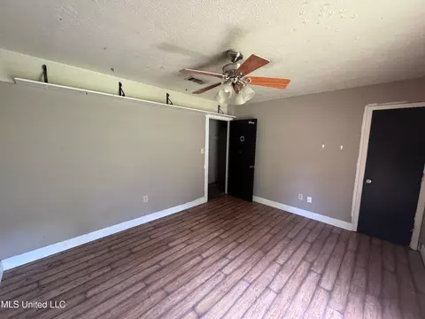Living - 4918 Forest Hill Rd, Byram, MS 39272 photo 4 of 4