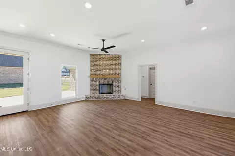 Living - 505 Harper Cv, Flowood, MS 39232 photo 3 of 4