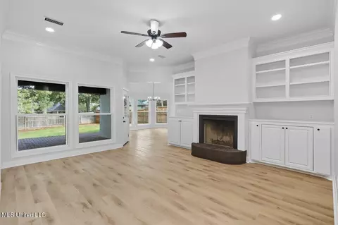 Living - 231 Greensview Dr, Brandon, MS 39047 photo 2 of 4