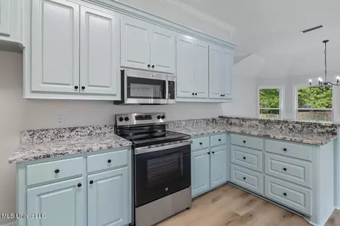 Kitchen - 231 Greensview Dr, Brandon, MS 39047 photo 1 of 3