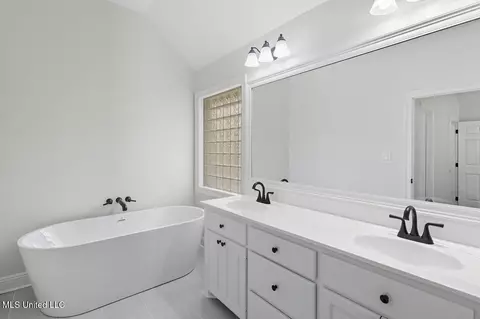 Bath - 231 Greensview Dr, Brandon, MS 39047 photo 1 of 2