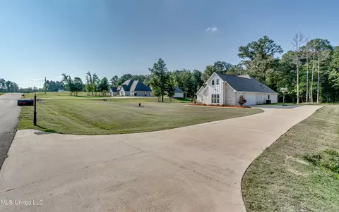 Exterior - 211 Lost Oak Ln, Brandon, MS 39047 photo 7 of 15