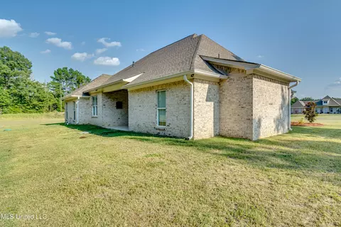 Exterior - 211 Lost Oak Ln, Brandon, MS 39047 photo 12 of 15