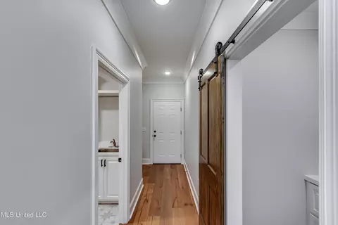 Entry Way - 211 Lost Oak Ln, Brandon, MS 39047 photo 3 of 4