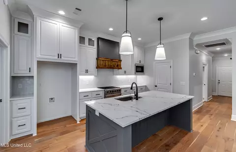Kitchen - 211 Lost Oak Ln, Brandon, MS 39047 photo 3 of 5