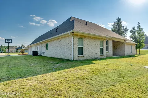 Exterior - 211 Lost Oak Ln, Brandon, MS 39047 photo 13 of 15