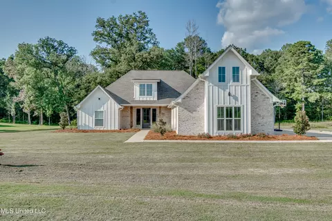 211 Lost Oak Ln, Brandon, MS 39047
