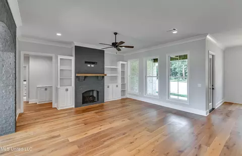 Living - 211 Lost Oak Ln, Brandon, MS 39047 photo 3 of 4
