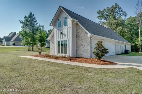 Exterior - 211 Lost Oak Ln, Brandon, MS 39047 photo 6 of 15