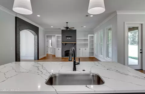 Kitchen - 211 Lost Oak Ln, Brandon, MS 39047 photo 4 of 5