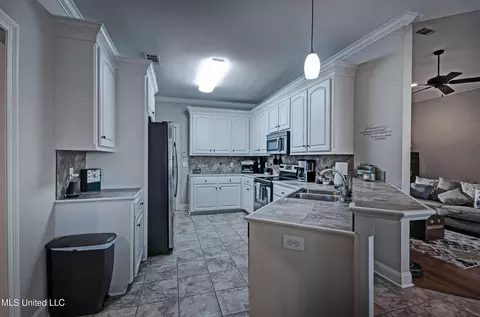 Kitchen - 100 Memory Ln, Madison, MS 39110 photo 2 of 3