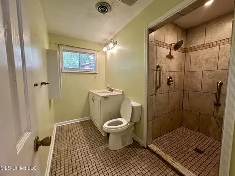 Bath - 1317 NW Frances Ave, Magee, MS 39111 photo 2 of 3