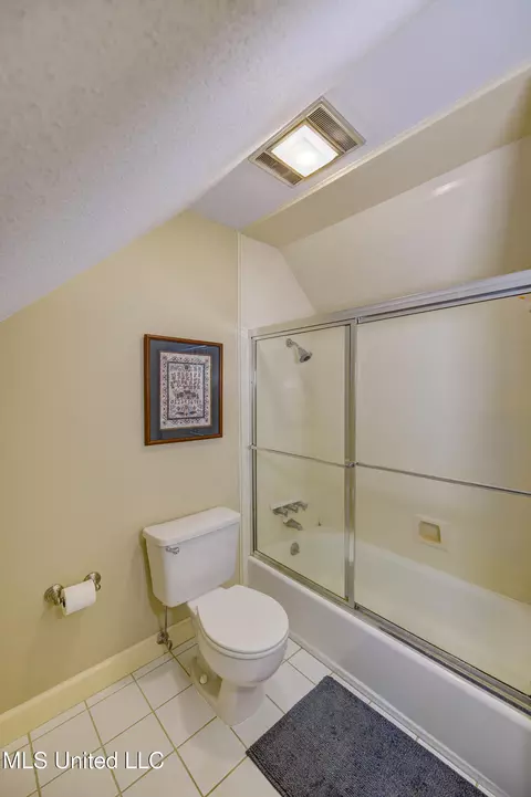 Bath - 6 Heritage Ct, Jackson, MS 39211 photo 5 of 12